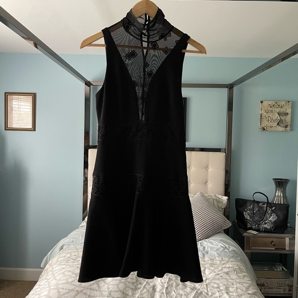 Cinq a Sept Concordia Dress in Black High Neck Lace And Embroidery Detail Sz 4 - Picture 3 of 8